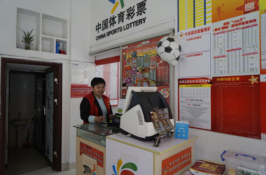 此时，那几名万龙殿的将士，已经把他双臂死死抓住，其中一人掏出一块不知道做什么用的毛巾，直接便要往他嘴里塞。